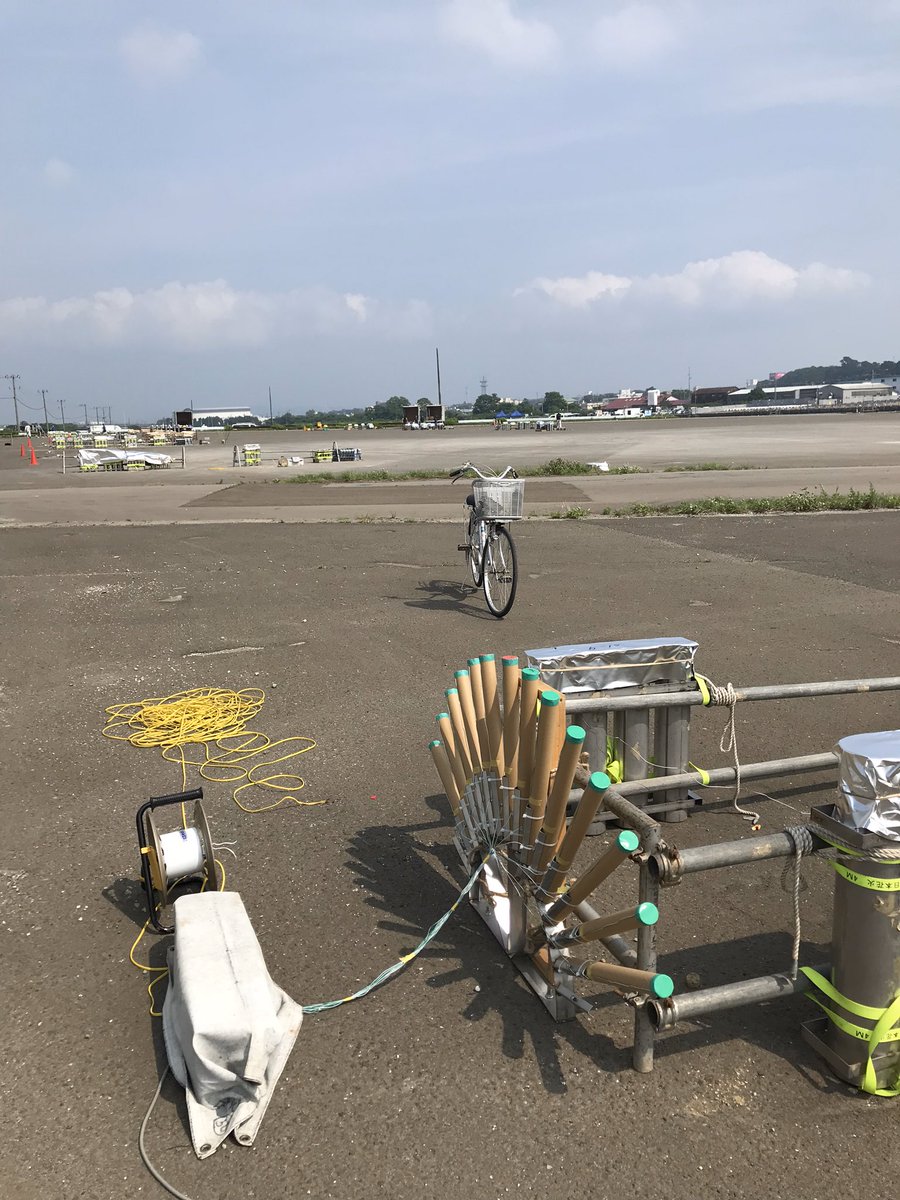 CheerUp51086043's tweet photo. 花火を設置する場所が広過ぎるときは
自転車を使って移動したりするんです笑

#cheeruphanabi #花火 #fireworks #pyro #hanabi #feuerwerk #fuegosartificiales #fuochidartificio #feuxdartifice #コロナに負けるな #covid19 #stayhome https://t.co/0BfhLHNLpp