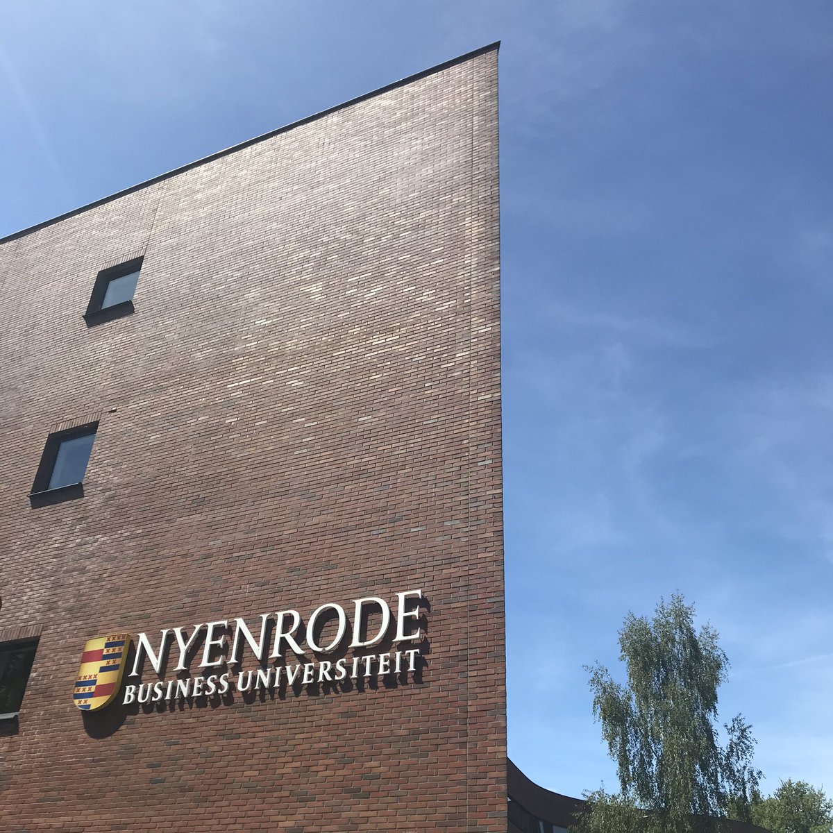WouterJong's tweet photo. Check [x] Nyenrode. Opname voor online college in de leergang Strategische Communicatie. https://t.co/RpBjk3Lyls