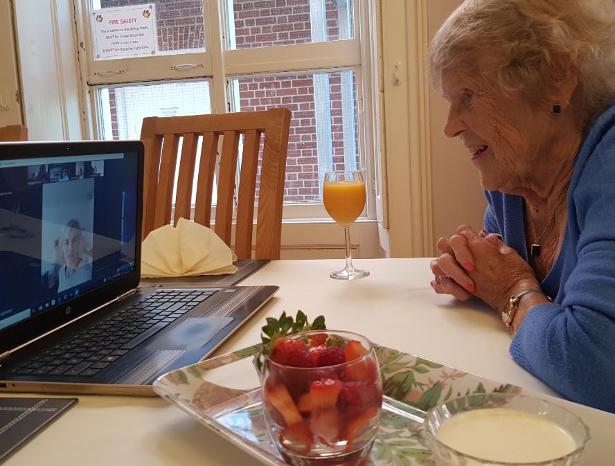 MargarethseH's tweet photo. #Tennis loving residents at Margaret House got a huge surprise today when #JudyMurray 'visited' them via Zoom for a chat.   Even residents that didn't get to speak to Judy, got into the #Wimbledon spirit, enjoying bowls of strawberries and cream! Thanks Judy from us all https://t.co/tVe3MTzpui