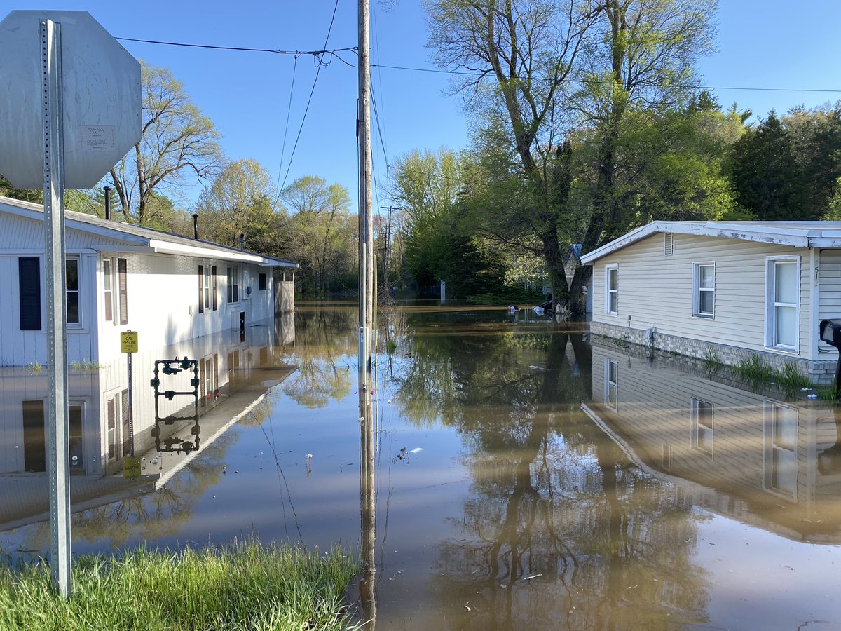 kollarjustin's tweet photo. We’ve been asked to move father west  away from Midland down M-20; officials we’ve spoken to say more water is on its way. Homes here on higher ground still dealing with at least a foot of water. @WOODTV https://t.co/9e4Ogv7XRZ