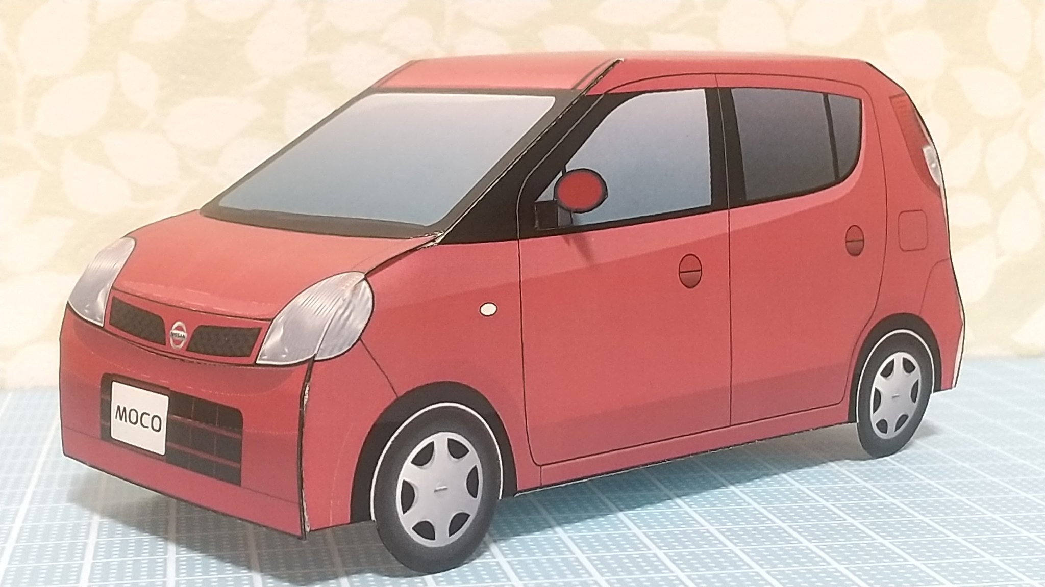 よし ペーパークラフト 日産 モコ 以前日産自動車のホームページで公開されていたペーパークラフトです スズキmrワゴンのoemで発売されたクルマです Mrワゴンとは異なる日産車らしい顔つきがかわいいクルマです ペーパークラフト 日産モコ