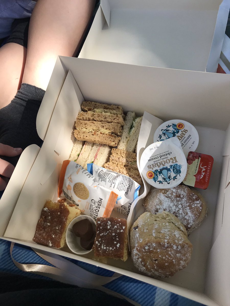 WellBuxton's tweet photo. One can not resist an afternoon tea picnic on the slopes. https://t.co/g2INQKZ7gA