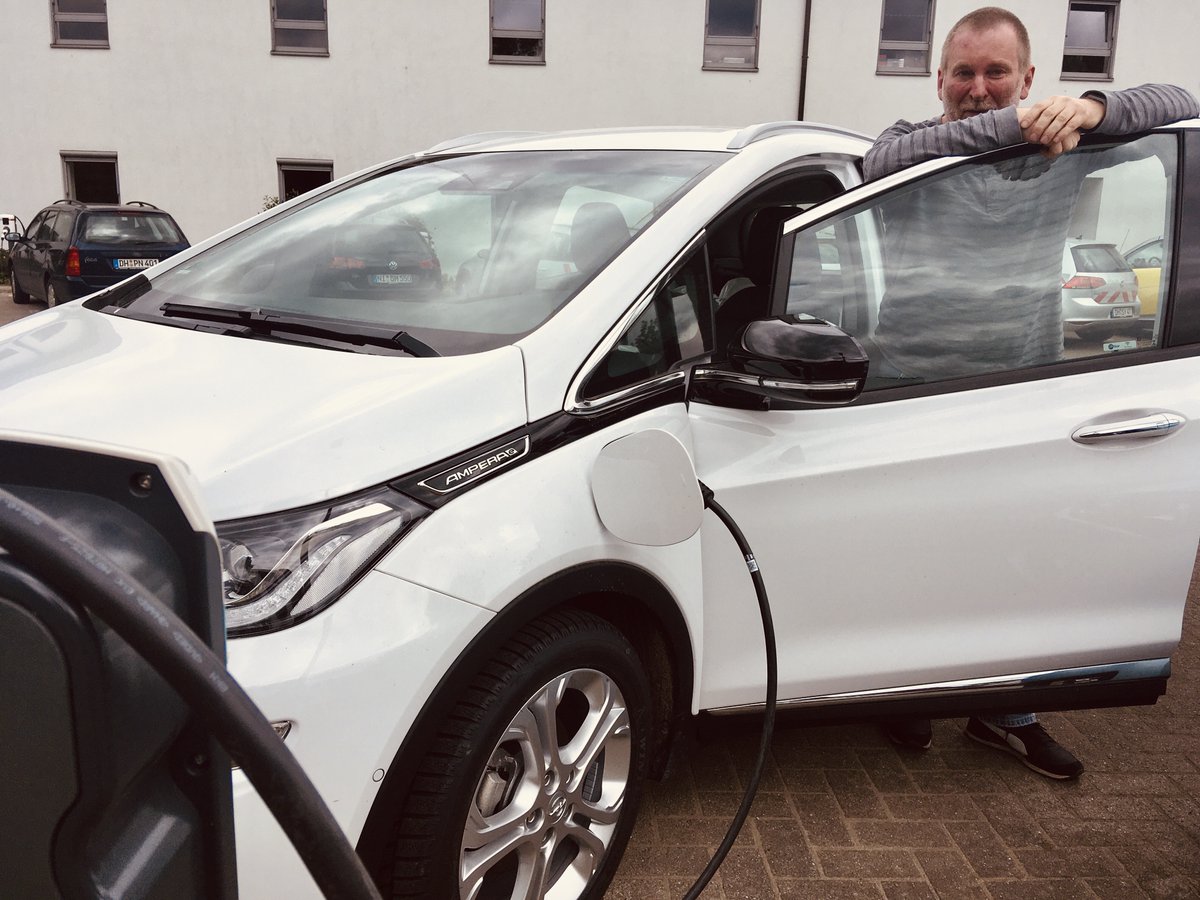 schoene_syke's tweet photo. Die #Elektrifizierung unseres #Syker Fuhrparks findet fortlaufend statt 🔋🔌🚙 Mein Kollege ist jetzt mit rund 500km Reichweite im #OpelAmpera unterwegs - die reichen auch für seinen Bereitschaftsdienst 👍🏻 #emobility #verkehrswende https://t.co/bzdZhpvpIF