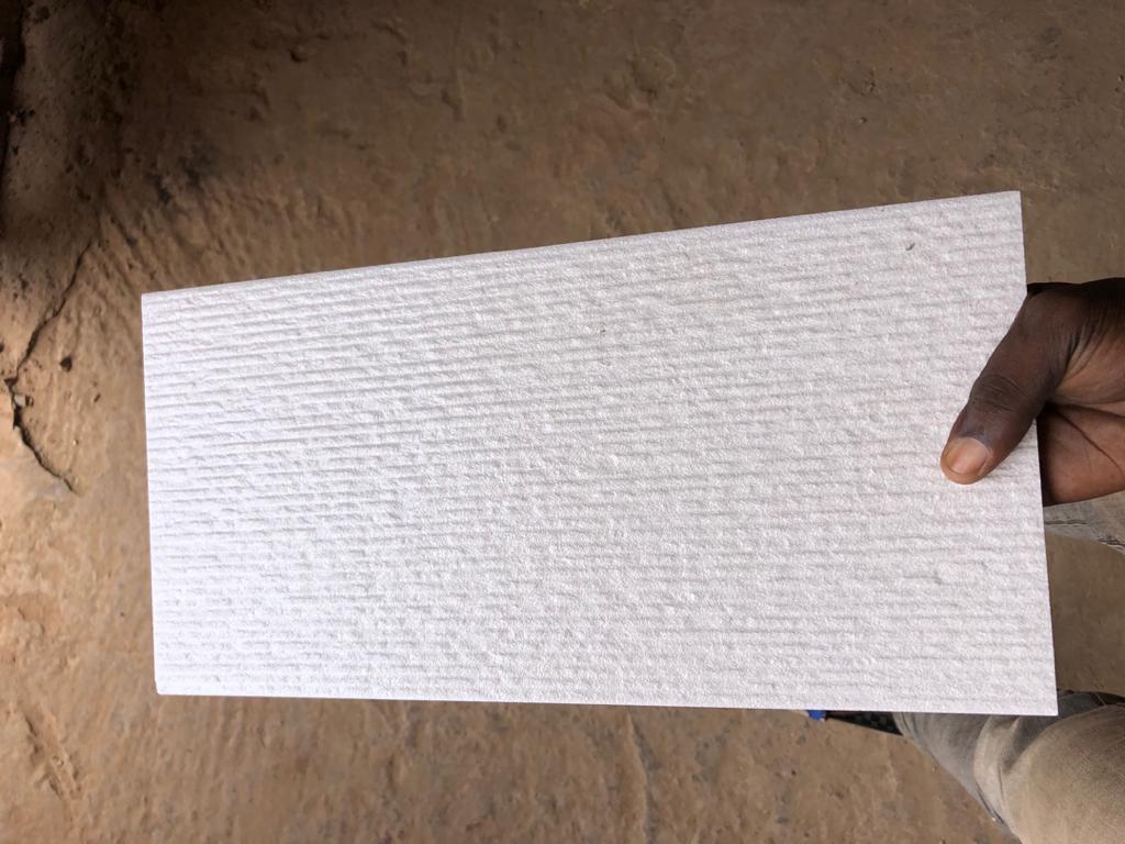 AmYesHM's tweet photo. J'avoue je vous fatigue mais veux mettre la maman à l'abri donc voilà. 
Des carreaux avec de jolis motifs vendus au mètre carré... https://t.co/QfOQOCrGt1