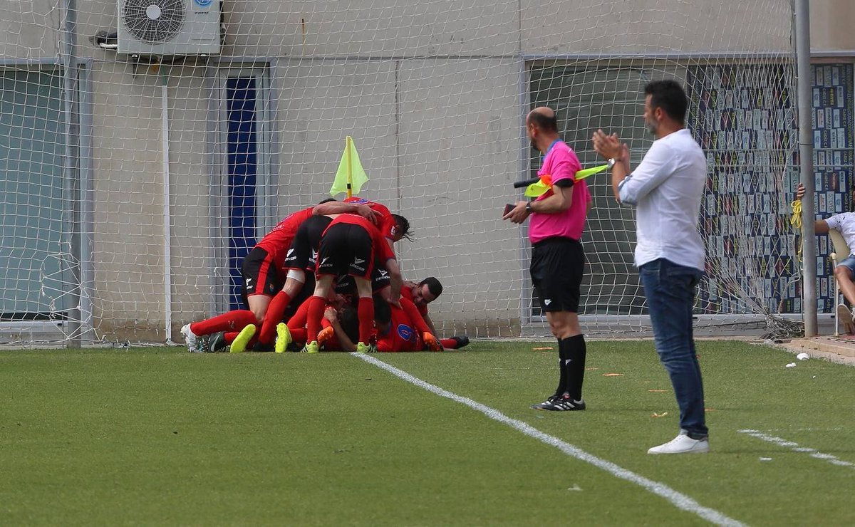 Apunten otra fecha importante ✍️
Hoy hace dos años, nuestro equipo conseguiría hacerse con la victoria en la ciudad deportiva del Cádiz imponiéndose 0-1 con un gol importantísimo de Ainzoa que nos pondría con ventaja en la eliminatoria.
#VamosTeruel 
#TodoAlRojo