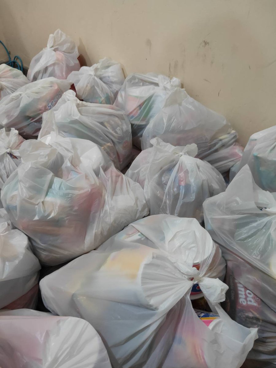 PMKFEBUGM's tweet photo. Terima kasih banyak untuk teman-teman yang sudah membantu ✨
Hari ini, Rabu, 20 Mei 2020, telah dibagikan sejumlah 25 paket sembako untuk saudara-saudara kita yang kekurangan logistik akibat adanya pendemi ini.
Tuhan berkati 🤗 https://t.co/P24dBFhze9