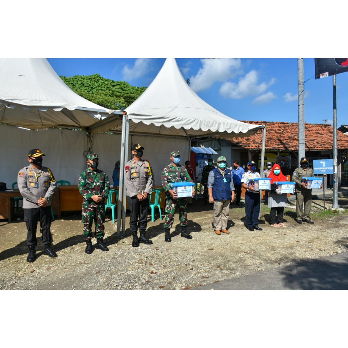 prokopimpnd's tweet photo. Bupati Pangandaran H. Jeje Wiradinata dampingi Kunjungan Kerja Kapolda Jawa Barat Irjen Pol Rudy Supahriadi pengecekan pos perbatasan Kab. Pangandaran Jawa Barat - Kab. Cilacap Jawa Tengah, tepatnya di Kalipucang - Rawaapu. Rabu, 20 Mei 2020.
#pangandaranhebat https://t.co/GFAIdsdPdu