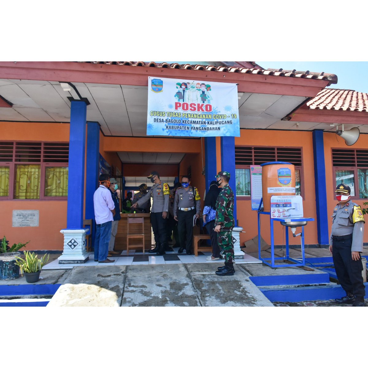 prokopimpnd's tweet photo. Bupati Pangandaran H. Jeje Wiradinata dampingi Kunjungan Kerja Kapolda Jawa Barat Irjen Pol Rudy Supahriadi pengecekan pos perbatasan Kab. Pangandaran Jawa Barat - Kab. Cilacap Jawa Tengah, tepatnya di Kalipucang - Rawaapu. Rabu, 20 Mei 2020.
#pangandaranhebat https://t.co/GFAIdsdPdu