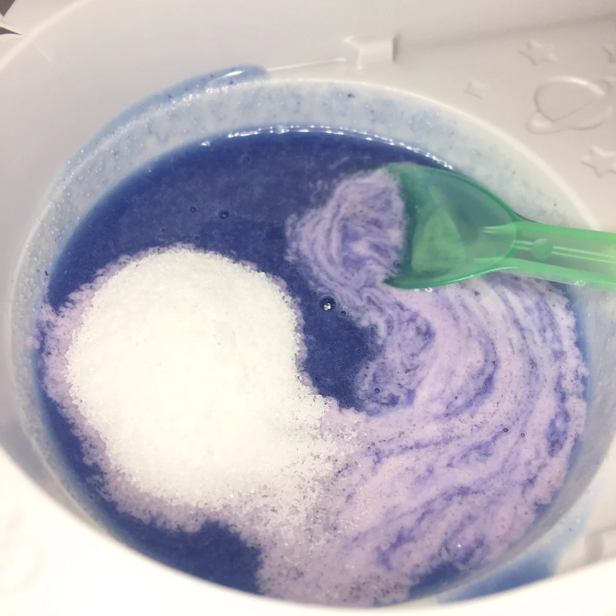 子どもに人気のお菓子「ねるねるねるね」見た感じ体に悪そうですが、実は意外とヘルシーな食品だった！？