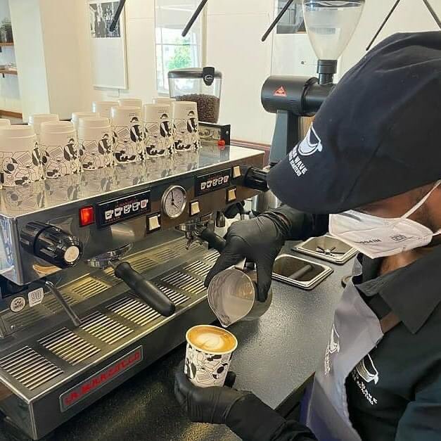 threeonecoffee's tweet photo. Your local coffee might be takeaway only for now, but it’s being made with the same love and care behind bar as it’s always been, and we’ll cheers to that! ☕️☕️
📸PC: @thirdwaveindia 

#ThreeOneCoffee #ThirdWaveCoffeeRoasters #LaMarzocco #LineaClassic https://t.co/snQjMkUTJl
