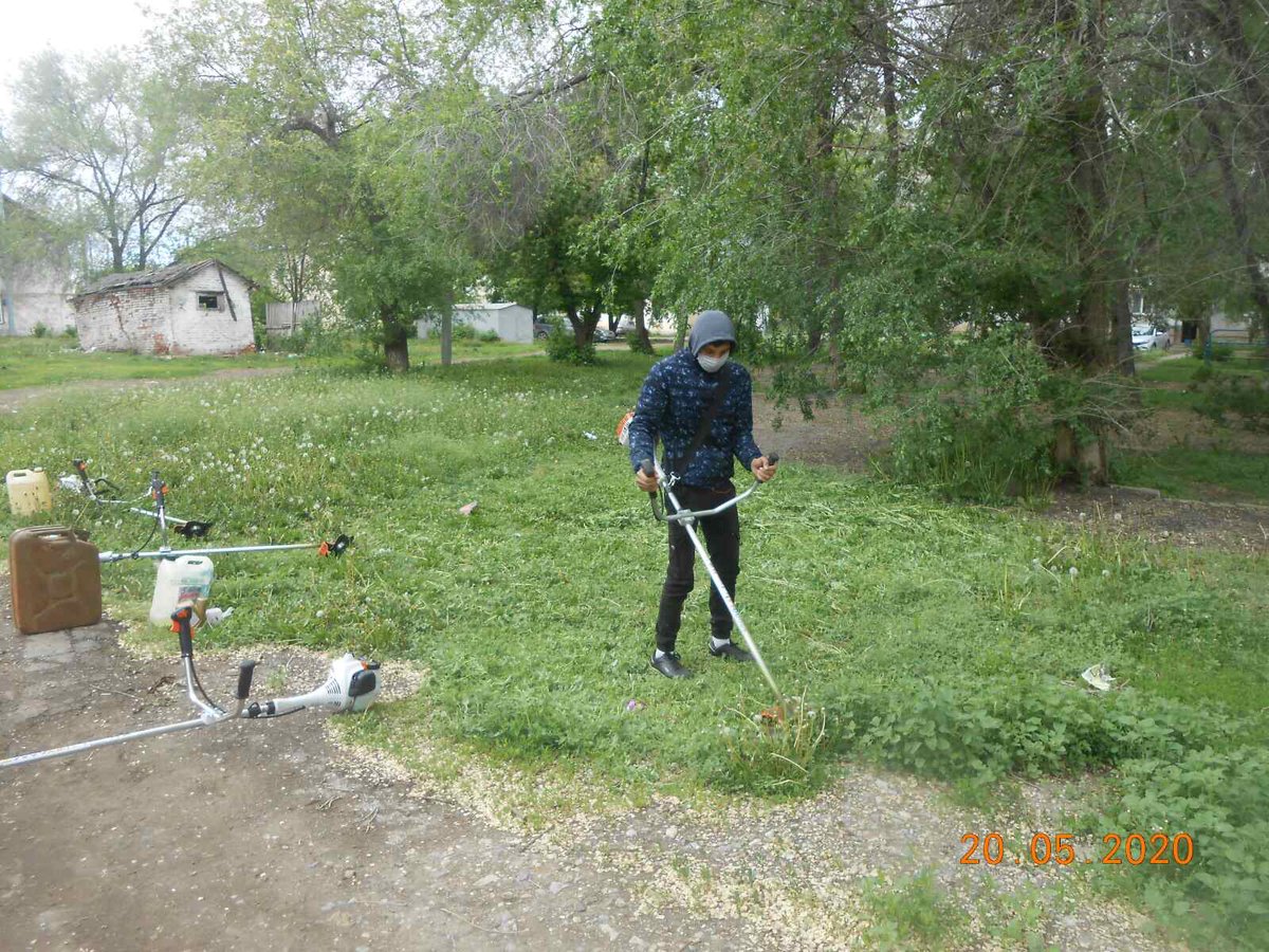 kuibadm's tweet photo. Работы по покосу силами МБУ Куйбышевский на ул. Центральной https://t.co/ivBKJ1qoRB