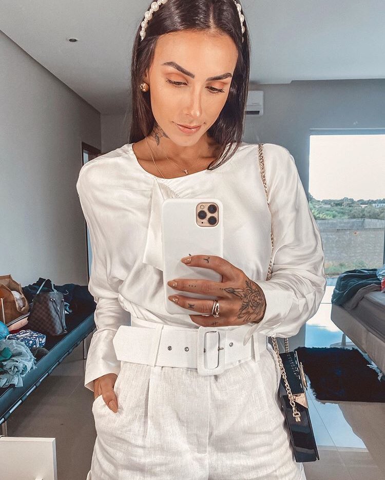karolcoment's tweet photo. são três empresas, uma ONG, um marido, dois cachorros, 1.9M de seguidores, família, amigos, fãs.. E ela segue dando conta de tudo e mais um pouco! Te amo Anna Clara Maia, morro de orgulho de você ❤️ @annaclaramaia_ https://t.co/px8u8C3Hl9