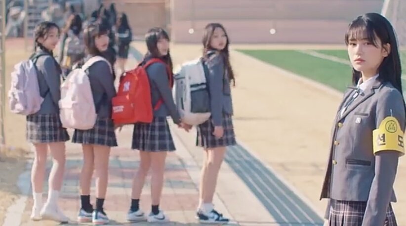 jjisoopretty's tweet photo. ➤motivos pelos quais eu acho que as meninas estão apaixonadas pela jisoo no mv de paeonia; a -mini- thread ❁ཻུ۪۪ @Busters_idol #StreamPaeonia https://t.co/V2Nlz8m6rt