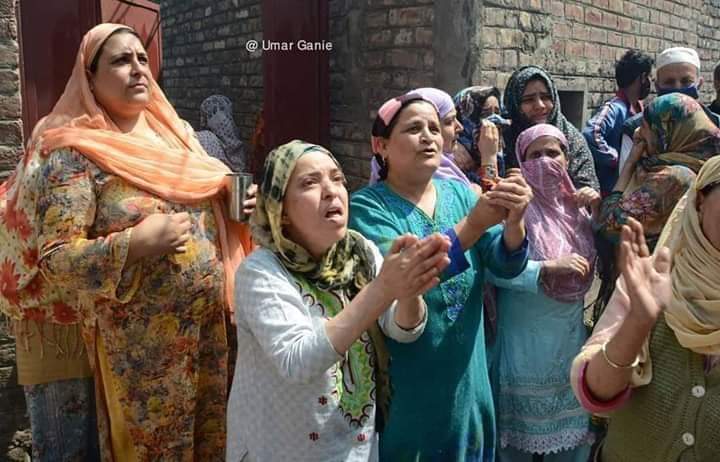 جب ماوں سے پوچھا تو ممتا بولی
جب بہنوں سے پوچھا تو عصمت بولی

✌✌

جواب کمٹنس کریں