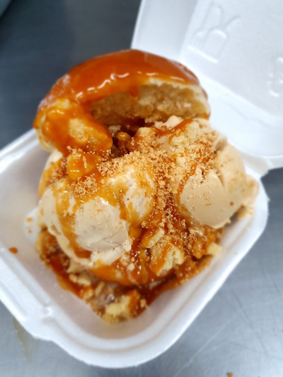 OnLilys's tweet photo. Available now Lilys Icecream Sandwich and Fresh Donut Filled with @scupgelato Flavour of your choice, Salted Caramel and Our Biscuit Crumble #LilysGreenGrocersAndFoodHall #WicklowFood #LetUsLookAfterYou #PivotAndAdapt #FromLilysWithLove #SweetTreats https://t.co/py9CcHYKES