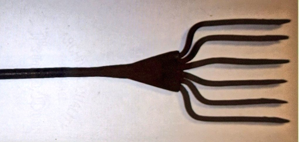 NewHavenMuseum's tweet image. No, this is not Neptune&apos;s trident😉.
This is a 19th century #eel spear in the #New_Haven Museum.
Made of wrought iron and affixed to a wooden pole. Both the tines and shank are barbed.
#NewHavenMuseumAtHome.