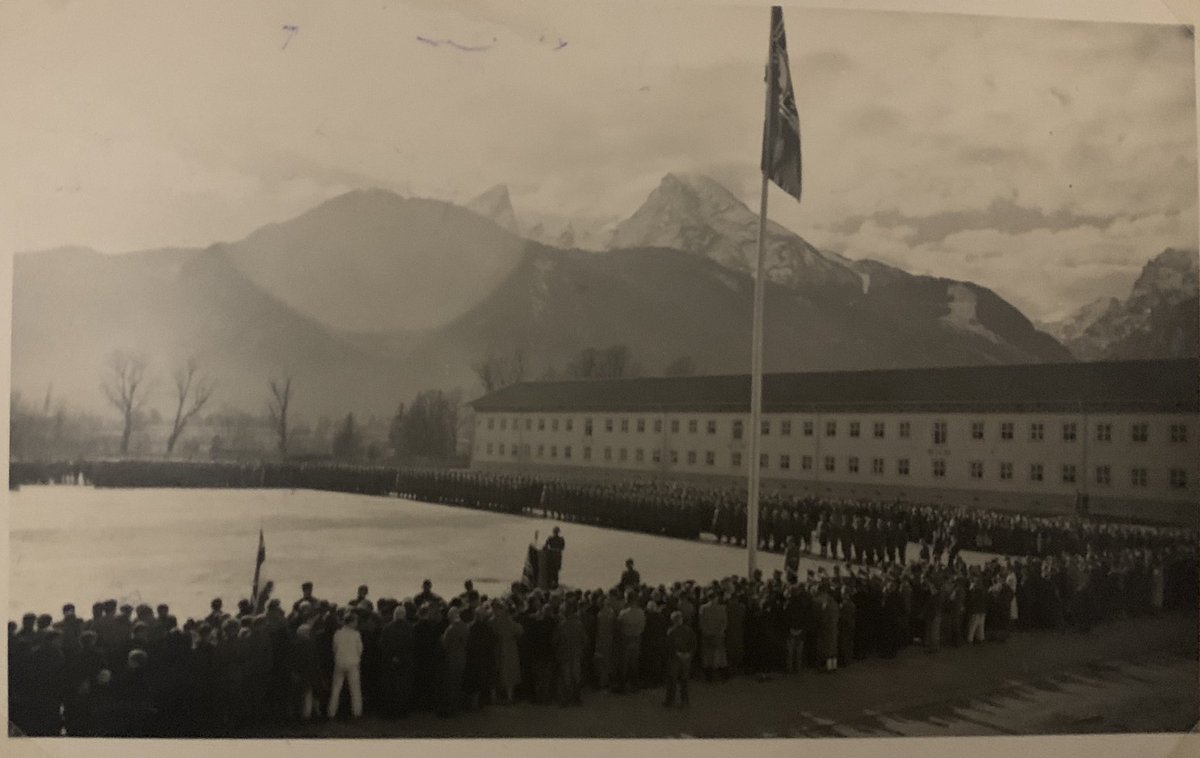 Zur Einleitung ein kurzer Blick zurück in das Jahr 1938. Mein Großvater Wilhelm tritt dem  #Gebirgsjäger-Regiment 100 in Berchtesgaden bei, wird später Unteroffizier. Die „schönste Kaserne des Reiches“ beherbergt heute das Gebirgsjägerbataillon 232.  https://twitter.com/paulstrobel/status/1263071807982223360