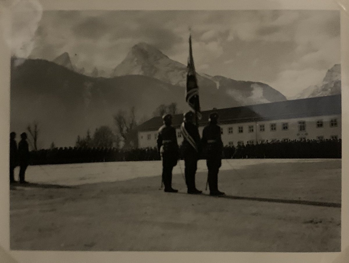 Zur Einleitung ein kurzer Blick zurück in das Jahr 1938. Mein Großvater Wilhelm tritt dem  #Gebirgsjäger-Regiment 100 in Berchtesgaden bei, wird später Unteroffizier. Die „schönste Kaserne des Reiches“ beherbergt heute das Gebirgsjägerbataillon 232.  https://twitter.com/paulstrobel/status/1263071807982223360