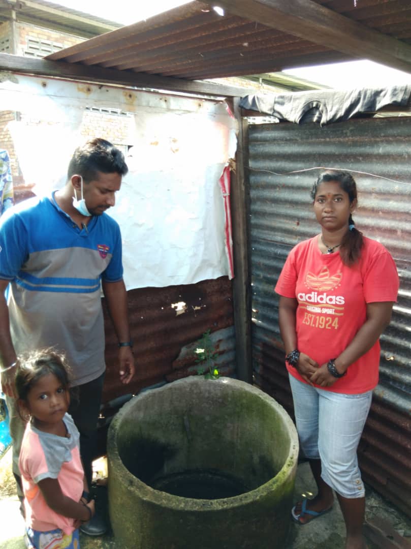 MIC_Malaysia's tweet photo. Sumbangan keperluan dapur daripada  MIC Bahagian Pasir Salak telah diberi kepada Pn.Kogilam yang menetap di Gudang padi Pekan Chui Chak, Langkap.
#MICNews #MICPerak https://t.co/cT5sU8owWo