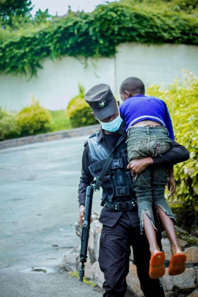 niyo_250's tweet photo. Yoo uyumwana inzara yari mwishe aryamye kumuhanda nibwo Rwanda 🇷🇼 police yamufashije ikamugaburira thank you @Rwandapolice So much respect ✊🏾 you https://t.co/e8qvI7WxBH