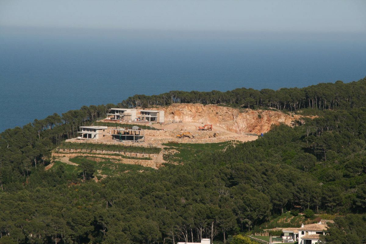 Noves imatges del nyap urbanístic del paratge de s’Antiga, una antiga pedrera il•legal que per llei s’hauria d’haver restaurat. Hem portat aquest cas als Jutjats i necessitem suport econòmic. Gràcies per difondre! salvemaiguafreda.com/ajuda/ #Begur #CostaBrava