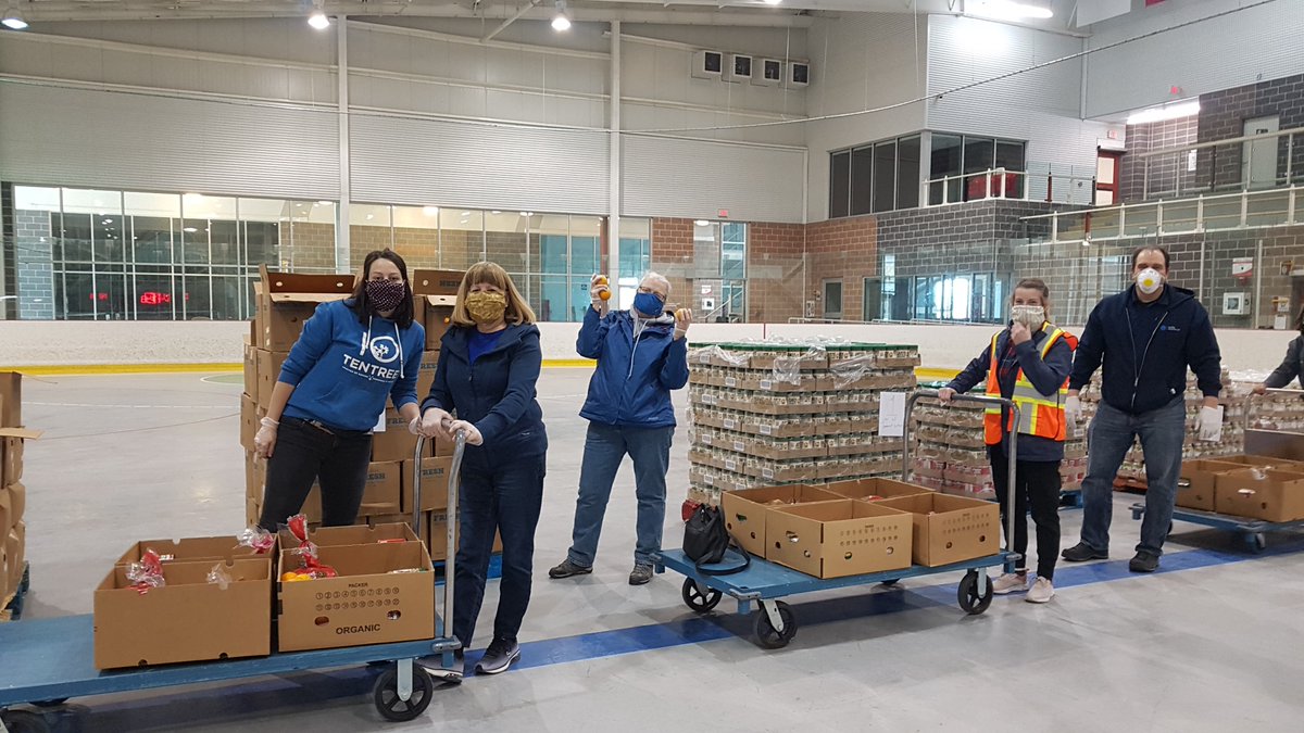 City of Cornwall staff were proud to help the Regional Emergency Response Council at the Benson Centre this month. Redeployed employees helped pack and organize food hampers for residents in need.
If your family is struggling to access food, please call 211.
#CornwallON