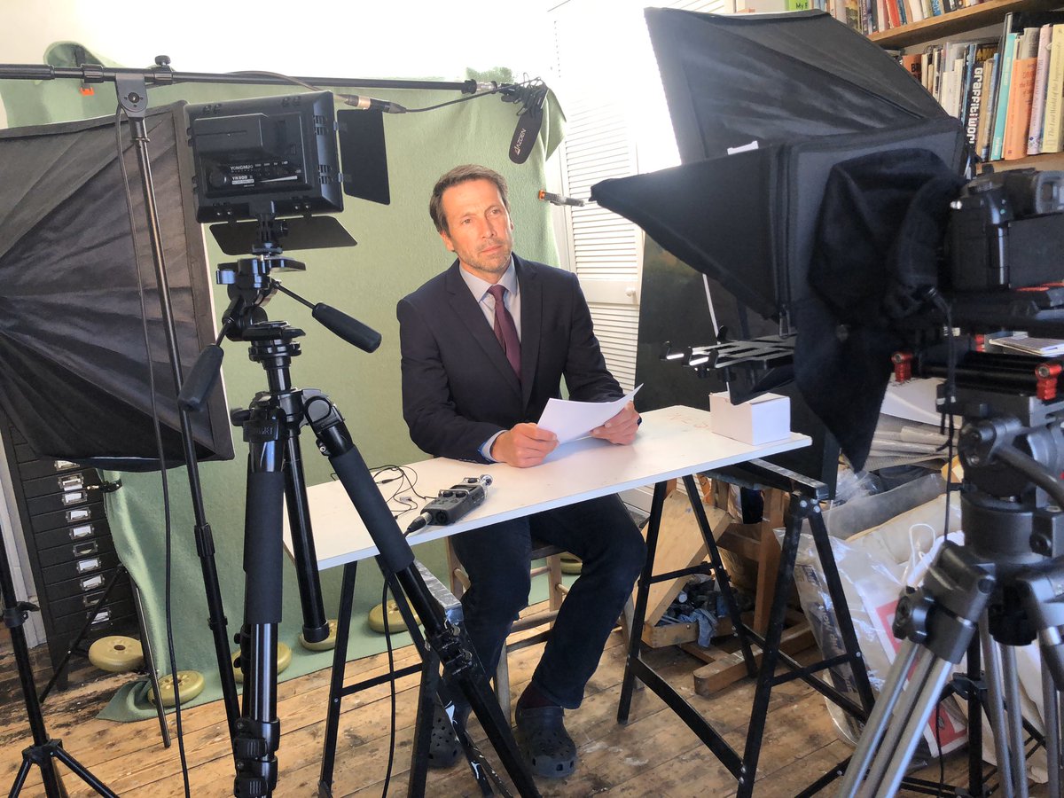 Jasonbailey1's tweet image. Nice to be working from home. Check out the crocs!! #actorslife #actor #actingfromhome #greenscreen #autocue #teleprompter #presenting #presenterslife