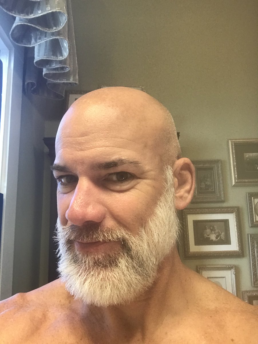 dreddcnc's tweet photo. Perhaps the worst (as in best) #SIPO beard belongs to @f3curly (aka #CountryX)
This earned him the alternative nickname of BaldyClaus (Santa’s creepy younger brother) https://t.co/MOnLVeyF87