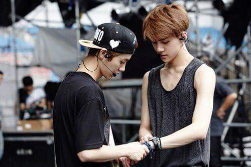 noonneeexo's tweet photo. สุขสันต์วันบอกรักนะคะ สิ่งที่จะนึกถึงในวันนี้ก็มีแต่โมเม้นฮุนฮานเลยค่ะ วันวานหวานชิบหายย เพราะไม่รู้บังเอิญหรือตั้งใจที่อัพเว่ยเหมือนกัน หรืออาจจะบอกกันเอง?? แหนะะ คิดเอาเองละกัน ☺ เป็นคู่ที่ห่างกัน 4-5 ปีละมะ แต่ประชากรเรือยังหนาแน่นเหมือนเค้ายังอยู่ด้วยกันอะ 55555
#520HunHan https://t.co/cdBN3bgLsh