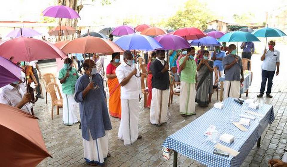 In Kerala, in all seriousness, here is a good idea: the "Break the Chain Umbrella Project" to gently remind people to keep physical distance, using a readily available and socially acceptable household object, during COVID19.  https://www.thehindu.com/news/national/kerala/now-umbrellas-for-social-distancing/article31427390.ece via  @UnniKarunakara  #nudge