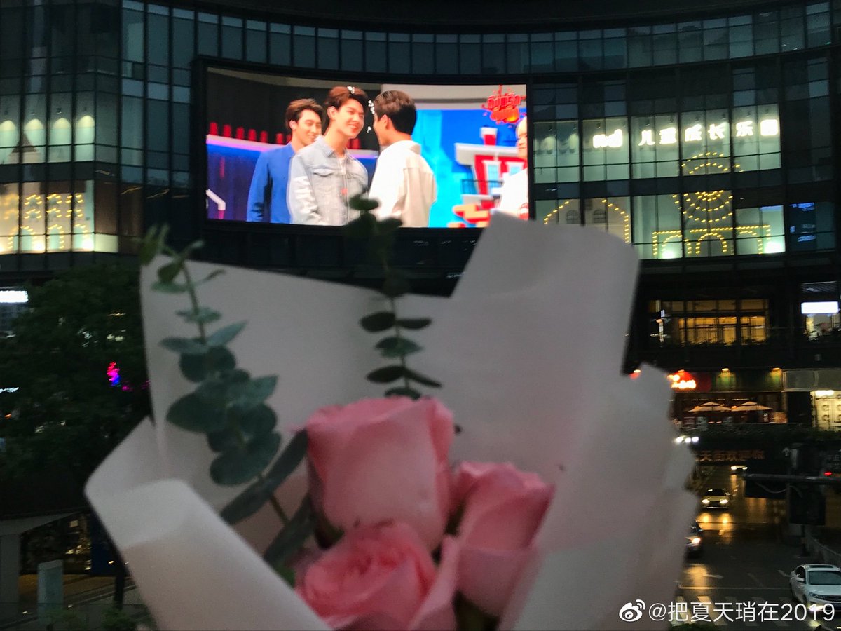 PerthsaintC's tweet photo. Chinese Valentines Day also need flowers 🌷 

Love you 💖💖💖

#Trigon520toPerthSaint https://t.co/LUTUl8kIRg