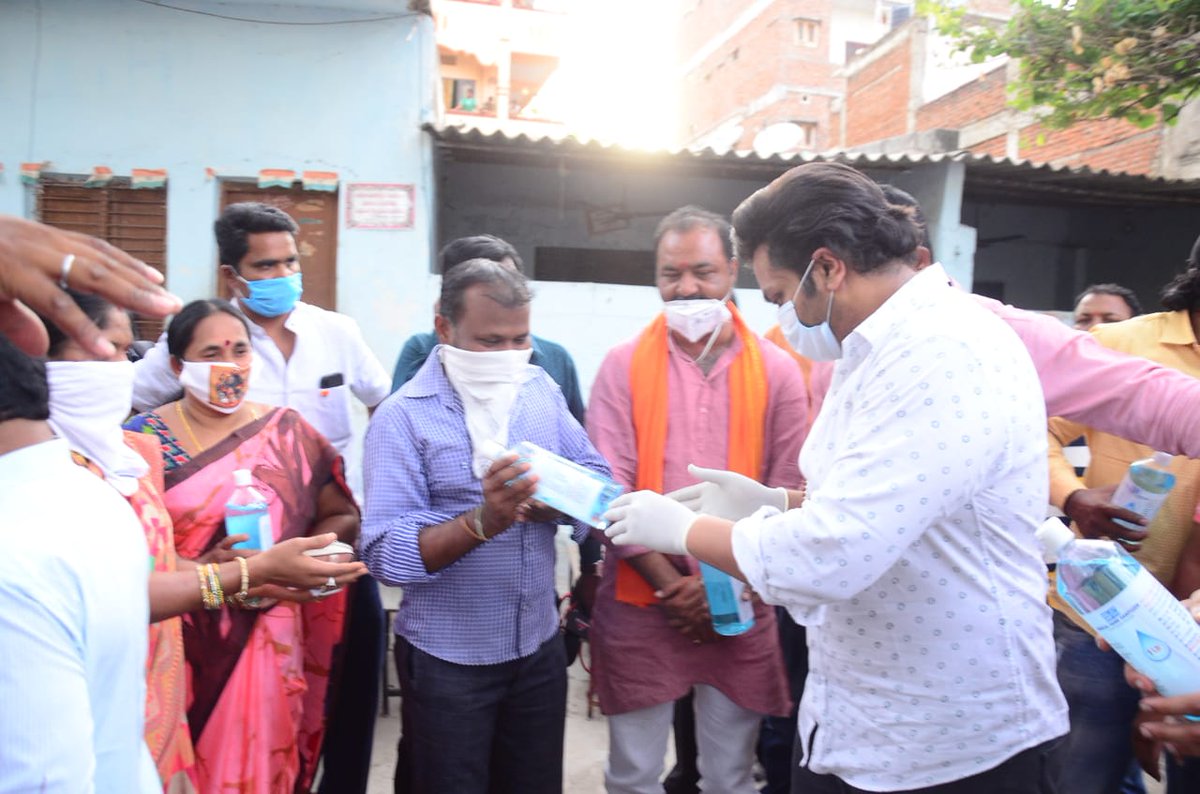 UrsVamsiShekar's tweet photo. Some of the pics from today's migrant workers transportation arranged by @HeroManoj1. #Hyderabad to #Srikakulam 
#HbdManojManchu https://t.co/skPKje8Wi3