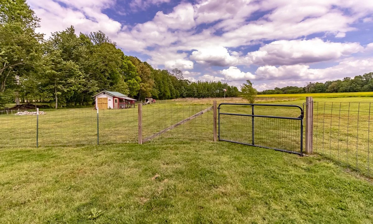 BernieGallerani's tweet photo. For those who need room to roam...
Portland - 3 bed, 2 bath - 3.7 acres 
Listing: https://t.co/QohRpFfoJk? https://t.co/HXvvcWZ1vA