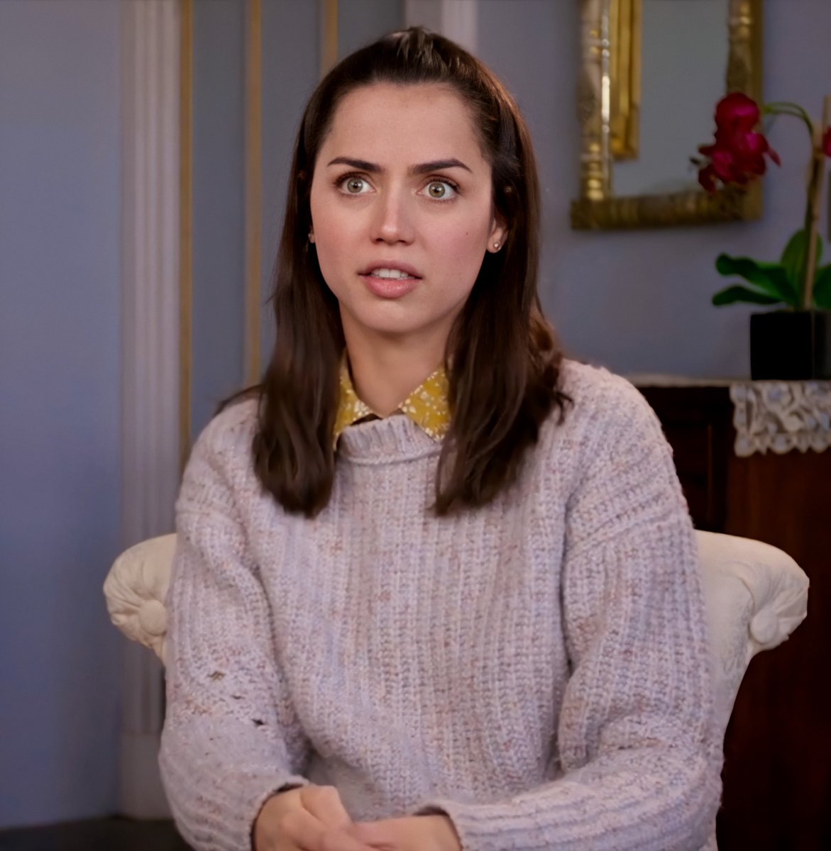 ArmasUpdates's tweet photo. Ana de Armas during her KNIVES OUT on-set interview https://t.co/4TOCrVyZD7