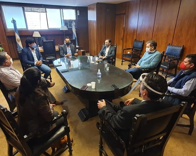 Hoy nos reunimos en el Concejo Deliberante, junto a mis pares de Bloque, con el Legislador <a href="/GeroVAignasse/">Geronimo Vargas Aignasse</a> para analizar el proyecto de ley #AntiMotoArrebato que se va a tratar mañana en la Legislatura de la provincia y su adhesión e implementación en el Municipio de la Capital.