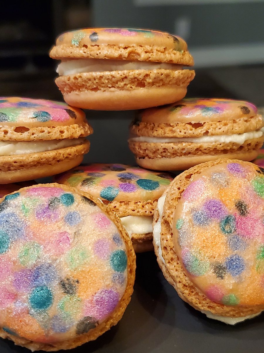 AmyM11_11's tweet photo. I gotta say the metallic hand painted cherry cheesecake macarons I made last night, inspired by the outside roll up door at local shop Arch Apparel are pretty damn cool....
#Macarons #BakingStuff #STL #QuarantineKitchen #StLouis https://t.co/qWdYYLjioW