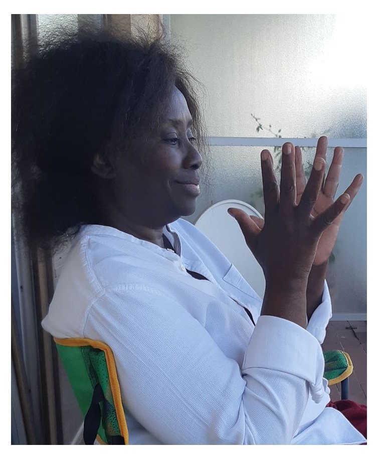 ASensarr's tweet image. En Belgique, tous les soirs, de nos balcons, terrasses ou même de la rue nous célébrons par nos applaudissements le corps médical belge pour leur dire MERCI! Je ne rate jamais ce rendez-vous. Mes applaudissements vont également tous les soirs au corps médical du Sénégal! JËRËJËF!