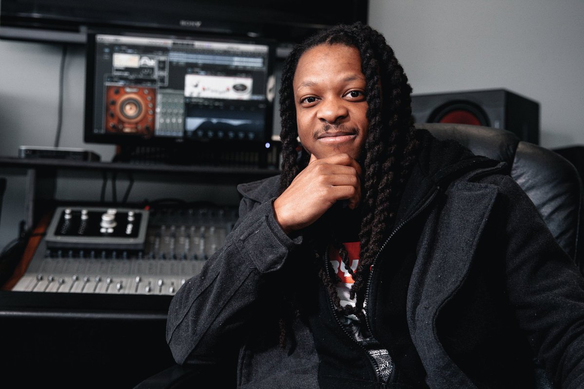 TheHouseDC's tweet photo. Keith might be a laid-back and calming presence, but when he hits the stage he's a powerhouse! Our expert audio engineer helps our students mix and produce compelling original music. His soulful lyrics testify about his relationship with God. Never a dull moment in the studio! https://t.co/XaEgbS0IhF