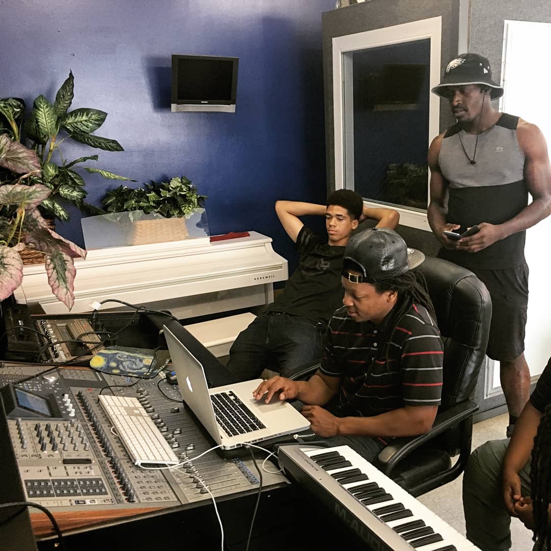 TheHouseDC's tweet photo. Keith might be a laid-back and calming presence, but when he hits the stage he's a powerhouse! Our expert audio engineer helps our students mix and produce compelling original music. His soulful lyrics testify about his relationship with God. Never a dull moment in the studio! https://t.co/XaEgbS0IhF