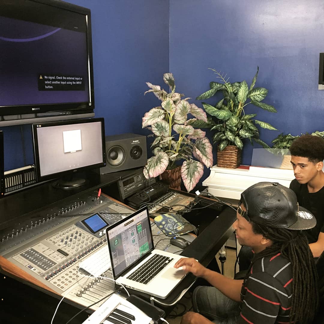 TheHouseDC's tweet photo. Keith might be a laid-back and calming presence, but when he hits the stage he's a powerhouse! Our expert audio engineer helps our students mix and produce compelling original music. His soulful lyrics testify about his relationship with God. Never a dull moment in the studio! https://t.co/XaEgbS0IhF
