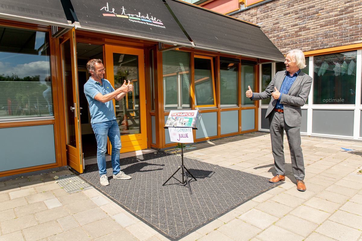 Gem_Nieuwegein's tweet photo. Alle buitenschoolse opvangen en basisscholen in #Nieuwegein ontvingen vandaag  een Nieuwegeins Monopolyspel uit naam van wethouder Jan Kuiper. Hiermee bedanken we de scholen en BSO’s voor hun inzet voor digitaal onderwijs en voor de noodopvang. #bedankt https://t.co/S4cyMvG0HP