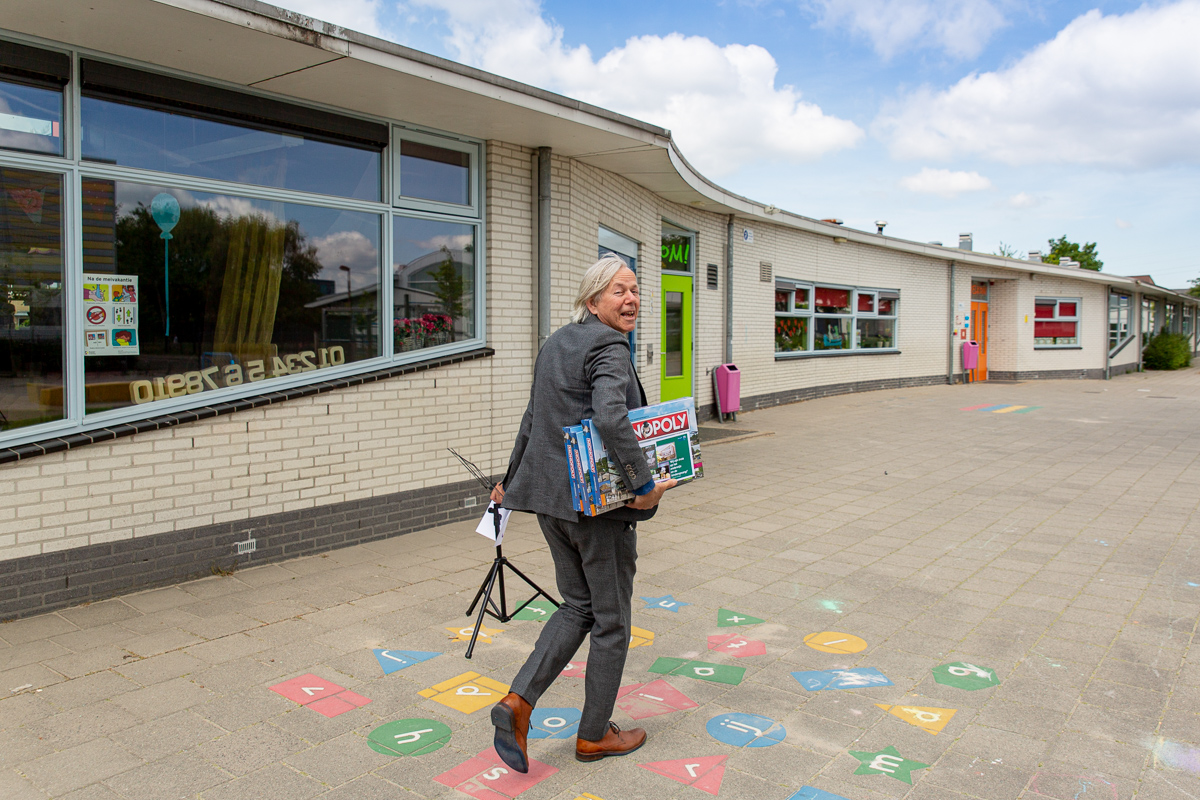 Gem_Nieuwegein's tweet photo. Alle buitenschoolse opvangen en basisscholen in #Nieuwegein ontvingen vandaag  een Nieuwegeins Monopolyspel uit naam van wethouder Jan Kuiper. Hiermee bedanken we de scholen en BSO’s voor hun inzet voor digitaal onderwijs en voor de noodopvang. #bedankt https://t.co/S4cyMvG0HP