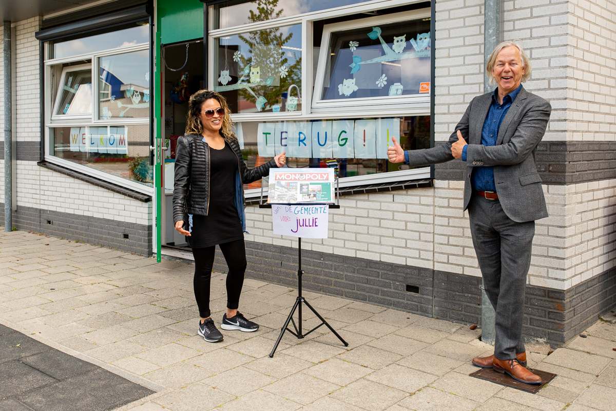 Gem_Nieuwegein's tweet photo. Alle buitenschoolse opvangen en basisscholen in #Nieuwegein ontvingen vandaag  een Nieuwegeins Monopolyspel uit naam van wethouder Jan Kuiper. Hiermee bedanken we de scholen en BSO’s voor hun inzet voor digitaal onderwijs en voor de noodopvang. #bedankt https://t.co/S4cyMvG0HP