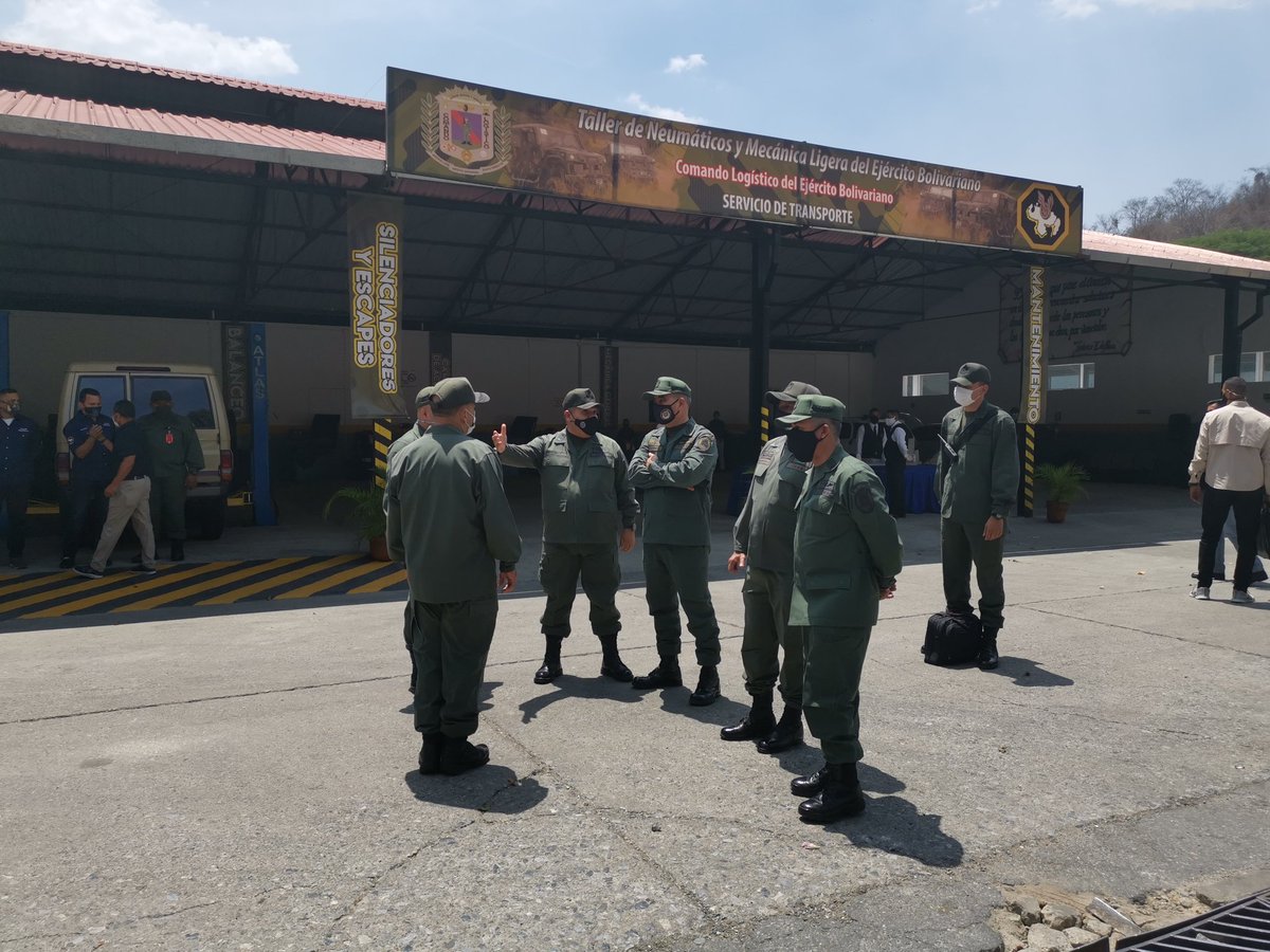 Con la presencia del GJ @vladimirpadrino MPPD y del MG @@alexroca1 cmdte Gral del ejército bolivariano se dio inicio a las operaciones comerciales del Taller de Neumáticos y Mecánica ligera del @EjercitoFANB en la sede del Servicio de Transporte del Ejército Bolivariano.