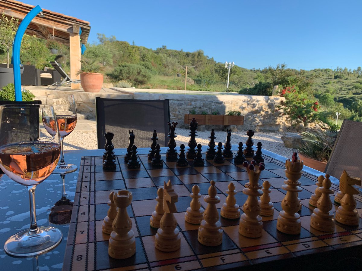 DiTullioJM's tweet photo. Apéro, échecs ♟ 
Bonne soirée les gens.

#MaîtreGifs #RoadTrip #Occitanie #passionné #LaVieEstBelle #MiaCasa 🥰
#LeSud #NouvelleVie https://t.co/WiNZFmo1dG