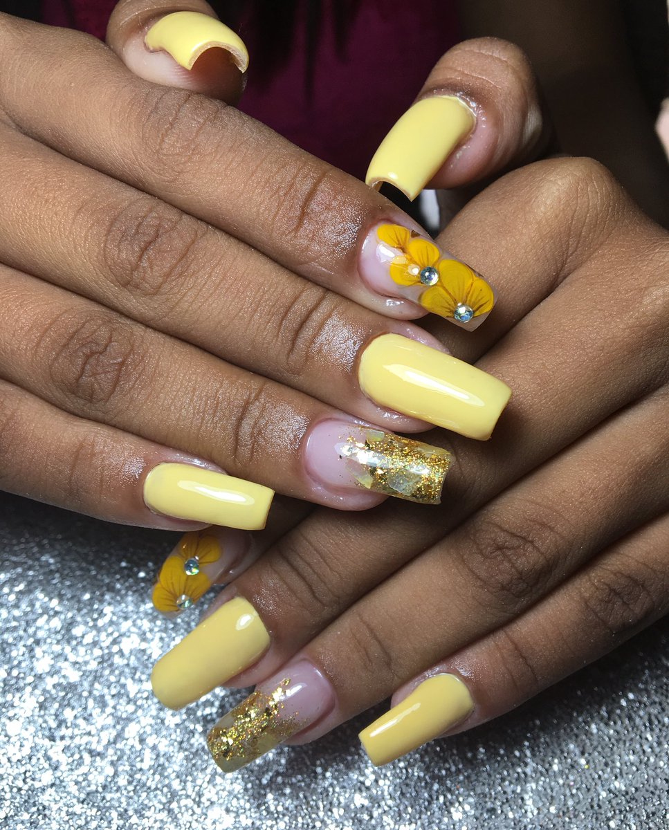 icnailsdesigner's tweet photo. Prontinhas e transformadas - Manutenção ok! Acrigel 💛✨ #ILoveNails #NailsDesigner #Cutilação #Square #Acrigel #Floral #UnhasRuídas #Amarelo #MadrePerolas #FolhasdeOuro #UnhasDelicadas #ManicurePorAmor #AcrigelFormatos #UnhasAcrilicas #acrilicnails #lixamentotecnico https://t.co/gkhmrCxIIL
