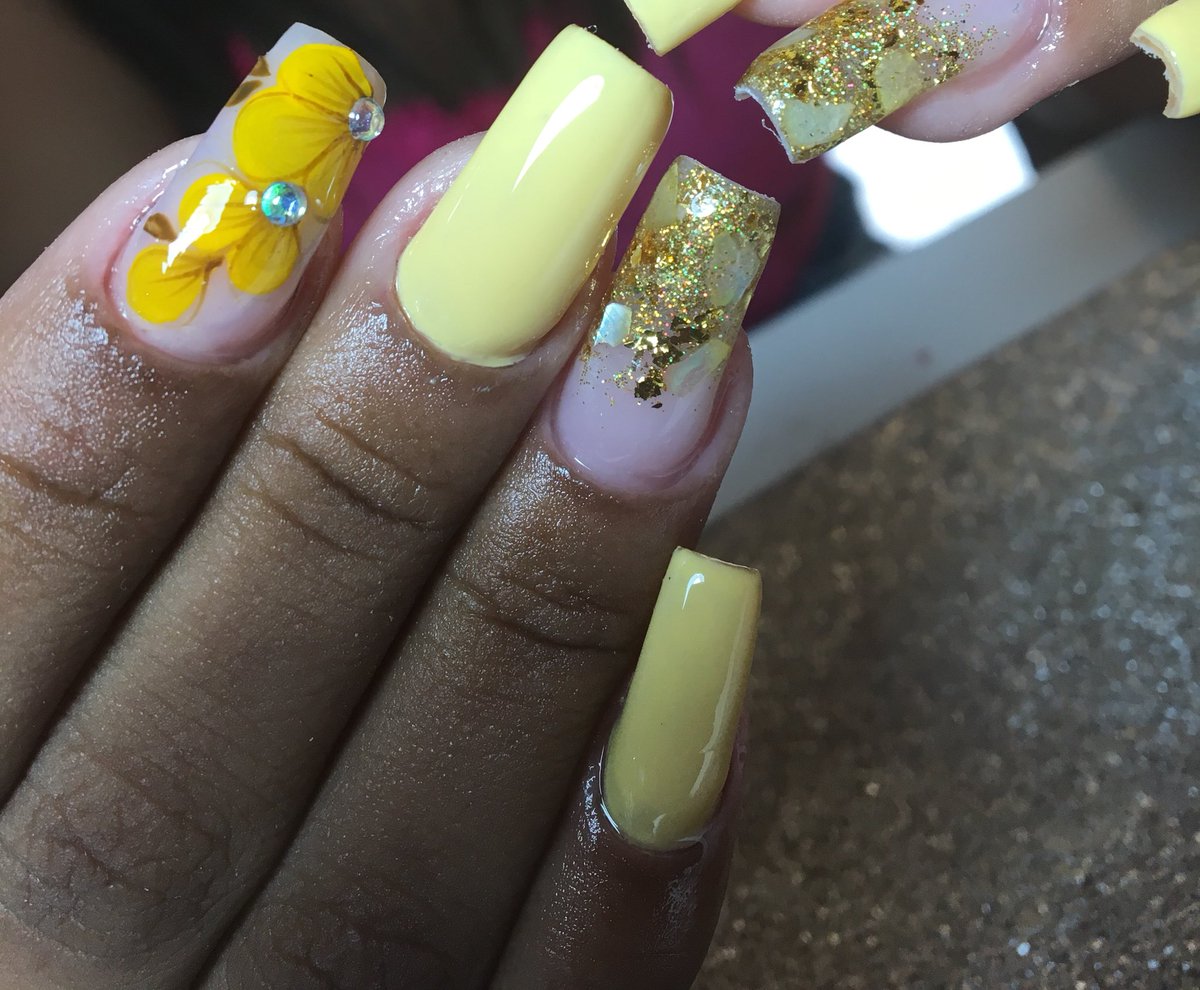 icnailsdesigner's tweet photo. Prontinhas e transformadas - Manutenção ok! Acrigel 💛✨ #ILoveNails #NailsDesigner #Cutilação #Square #Acrigel #Floral #UnhasRuídas #Amarelo #MadrePerolas #FolhasdeOuro #UnhasDelicadas #ManicurePorAmor #AcrigelFormatos #UnhasAcrilicas #acrilicnails #lixamentotecnico https://t.co/gkhmrCxIIL