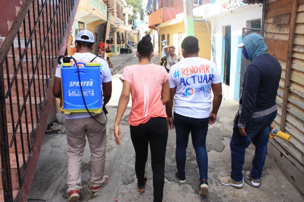JoelDiazU's tweet photo. Son ellos, los residentes de cada barrio, sector o callejón, los que nos guían en cada una de las jornadas de fumigación y desinfección que realizamos.
Gracias a #Genesis y a #ElMello por adentrarnos en #ElCaliche para poder aportar.
#RDNosNecesita 🇩🇴
#RENOVARyACTUAR https://t.co/g01RGfzCeI