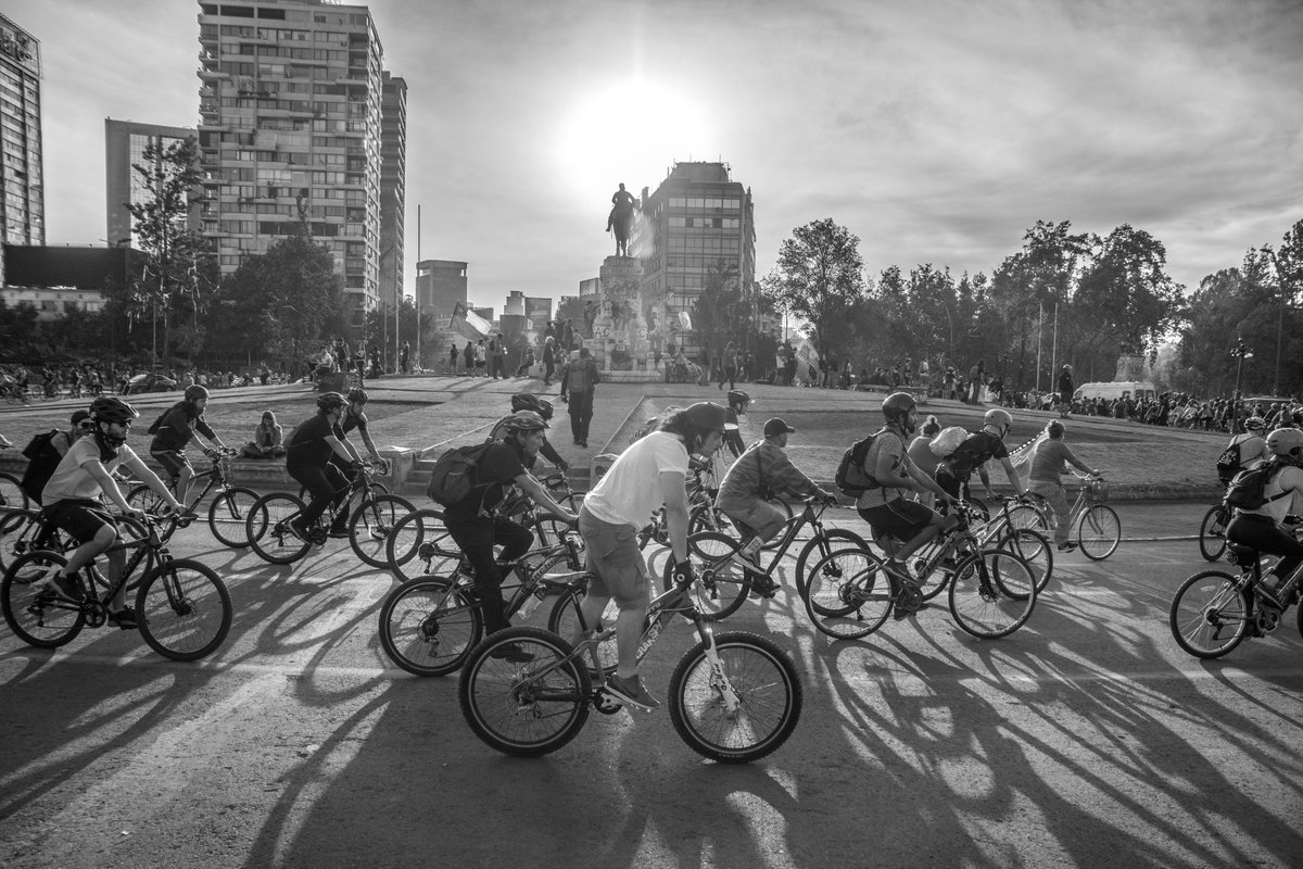 revista_ROSA's tweet photo. LA CIUDAD COMO SISTEMA
por Andrés Fielbaum (@AFielbaum) y Valentina Saavedra (@vale_saave)
fotografía de César Sanhueza para el 2do número de #RevistaRosaenPapel
https://t.co/SxTOv1tWB9
#ROSA2
#URBANISMO
#TRANSPORTEPÚBLICO
#SANTIAGODECHILE https://t.co/J1vWiIVIFO