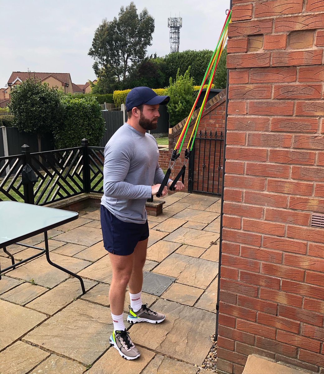 bandworkouts's tweet photo. Tricep pushdown, Start with arms in the 3 oโclock position and push down into straight arms, keeping the rest of the body in a fixed position. More exercises at https://t.co/w9XfxbxHkf #workout #homeworkout #gym #homegym #resistancebandsworkout #resistancebands #triceppushdowns https://t.co/nqDJKaXNvp